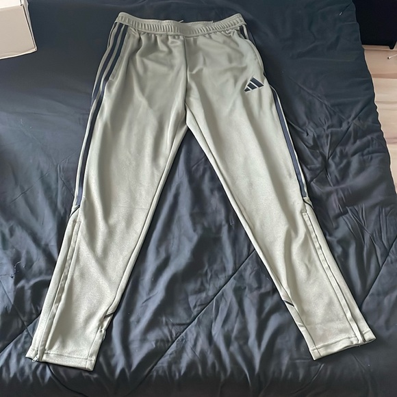 Olive green - Picture 1 of 1